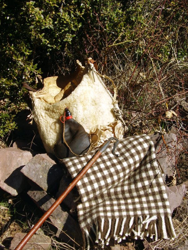 manta de lana ribagorza con bota vino